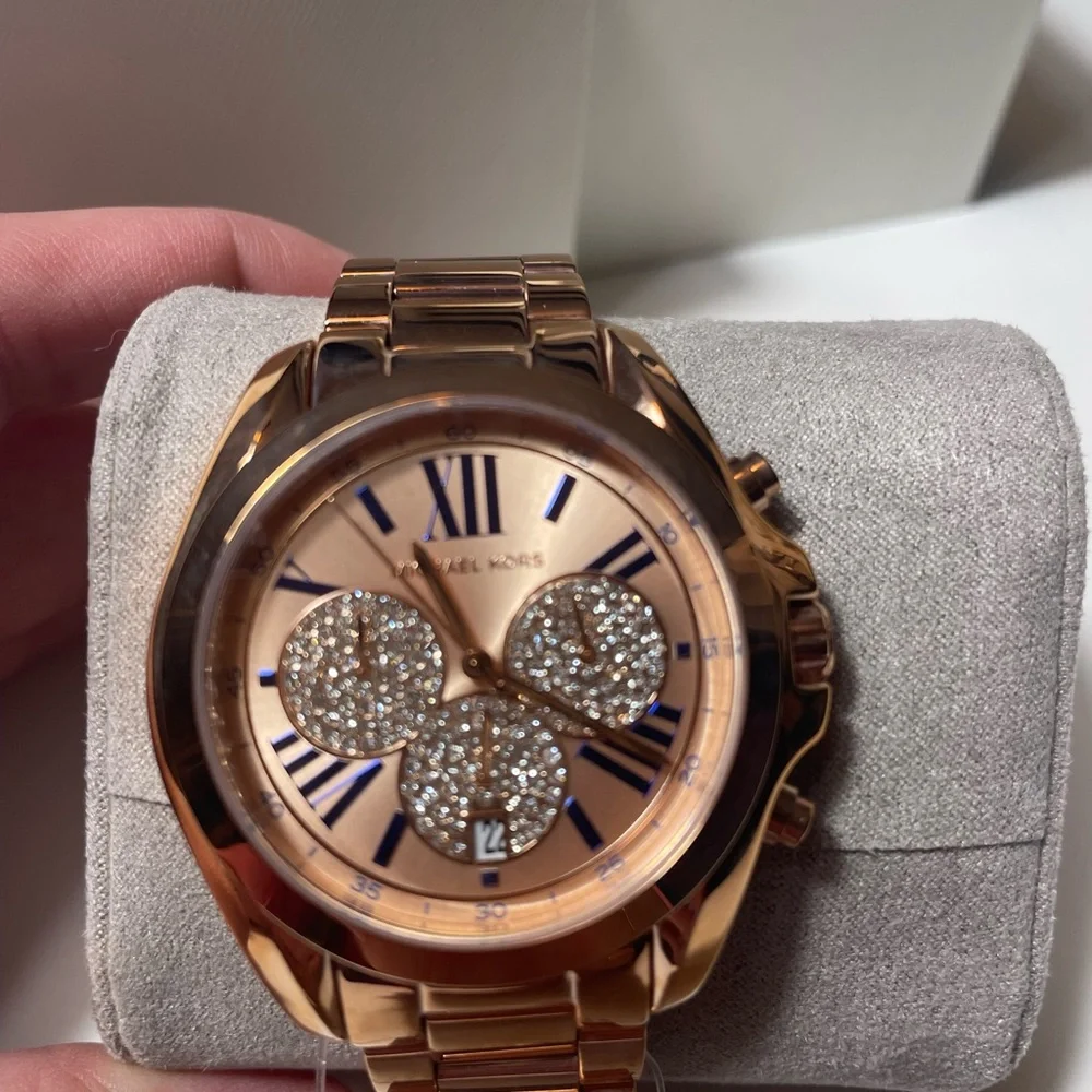 New Michael Kors Rose Gold Watch Elegant Statement Accessory - Picture 2 of 4